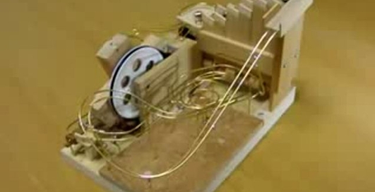 Интересная штука ганяет шары