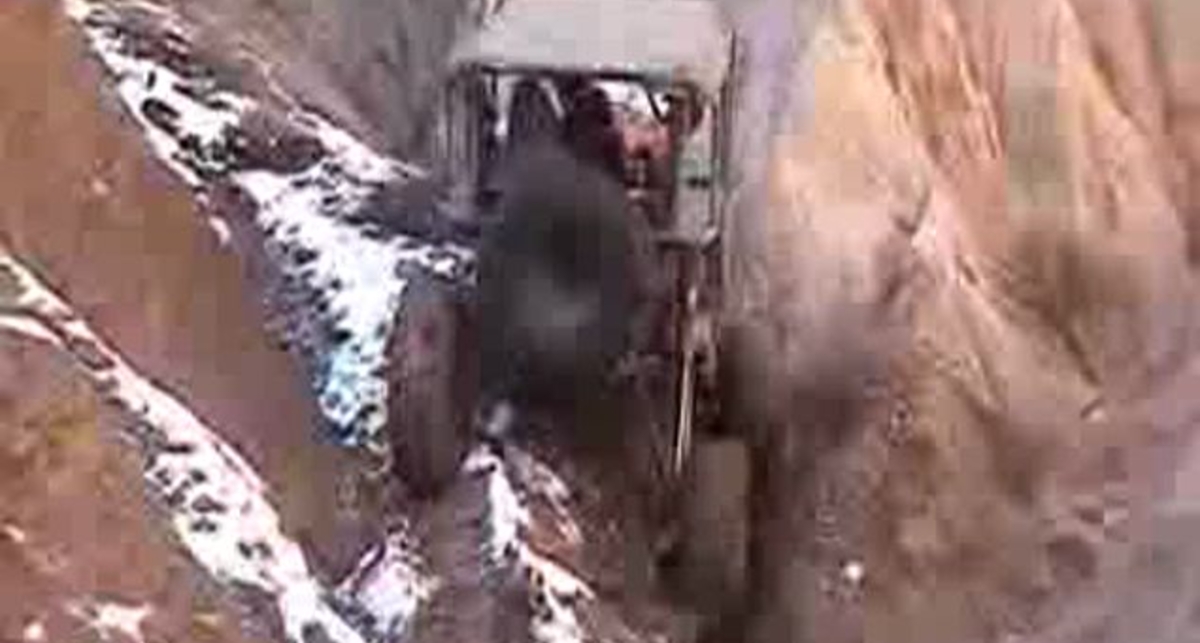 Настоящий вездеход проезжает там, где человек пройти не может!