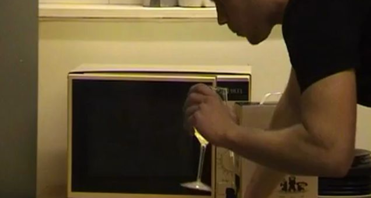 Взрыв вина в микроволновке