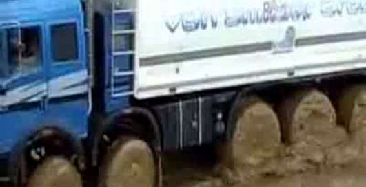 Огромный грузовик преодолевает грязевые болота