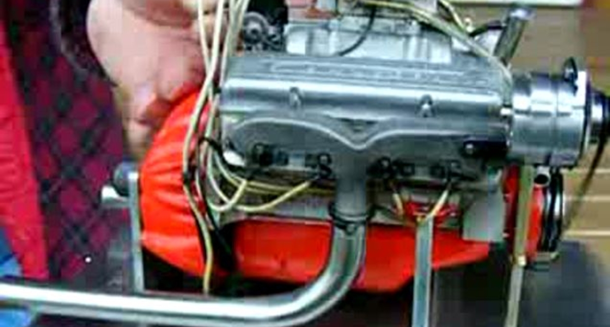 Миниатюрный двигатель V8