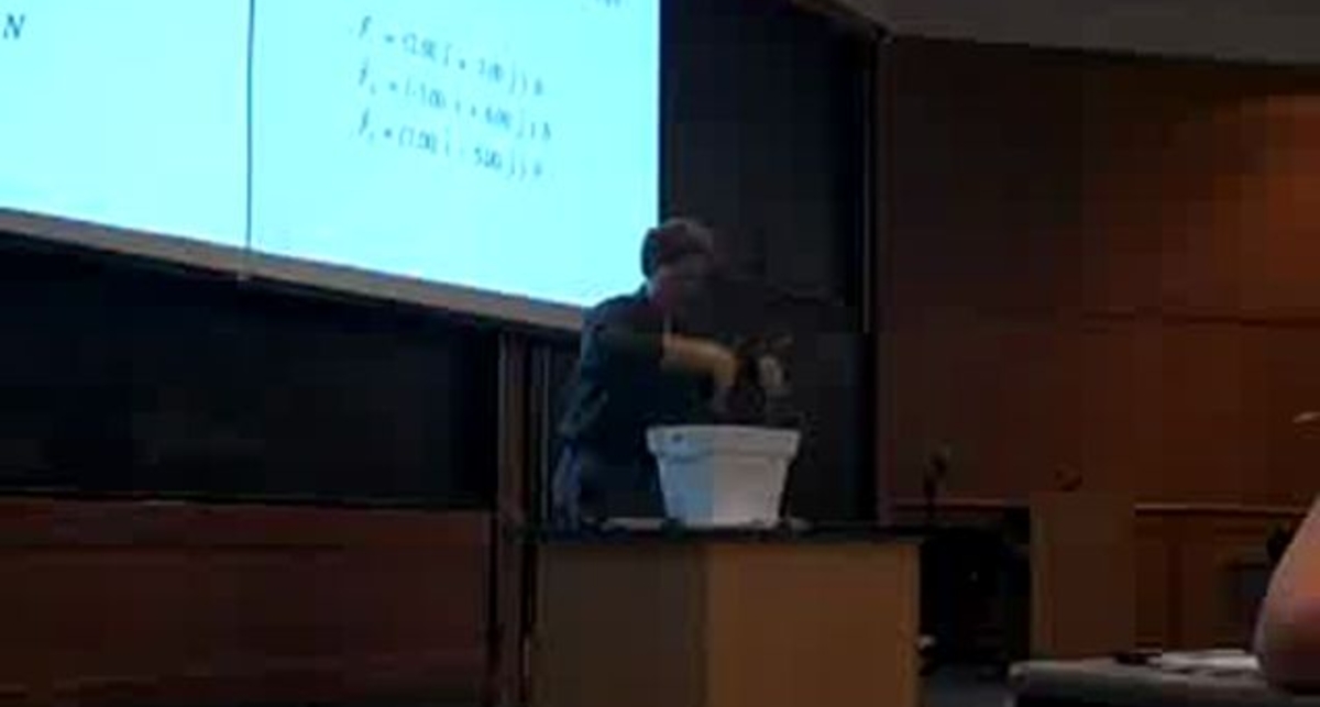 Злой профессор испытывает жидкий азот на ноутбуке студента