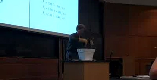 Злой профессор испытывает жидкий азот на ноутбуке студента