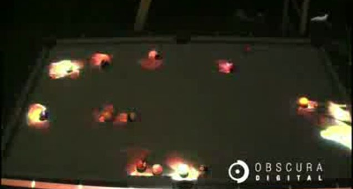 Красивое освещение бильярдного стола
