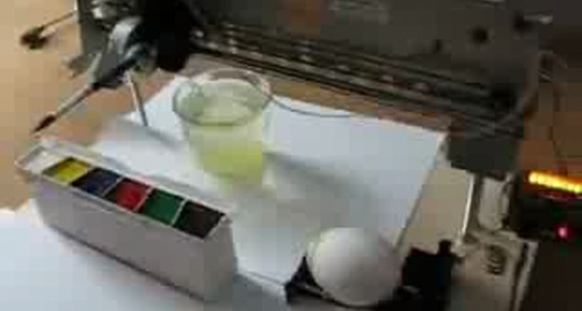 Красить пасхальные яйца принтером