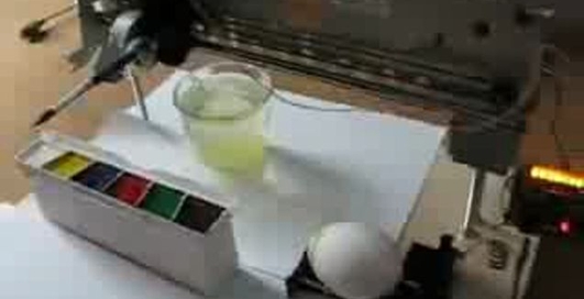 Красить пасхальные яйца принтером