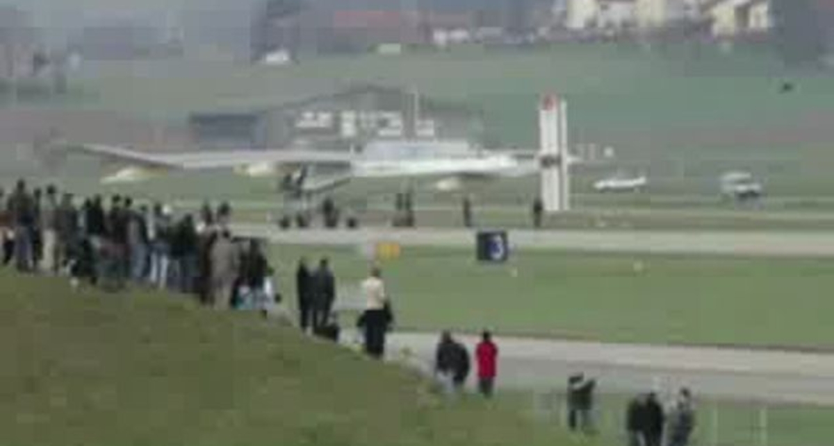 Взлетел первый в мире самолёт на солнечных батареях