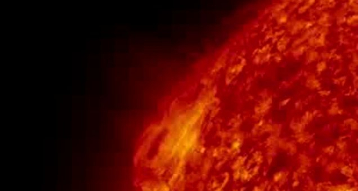 Спутник SDO заснял протуберанец на солнце