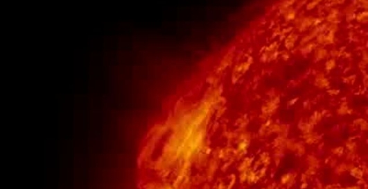 Спутник SDO заснял протуберанец на солнце
