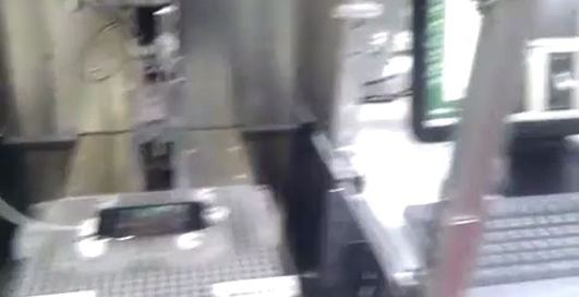 Робот проверяет телефоны