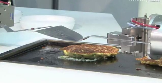 Робот у кухонной плиты