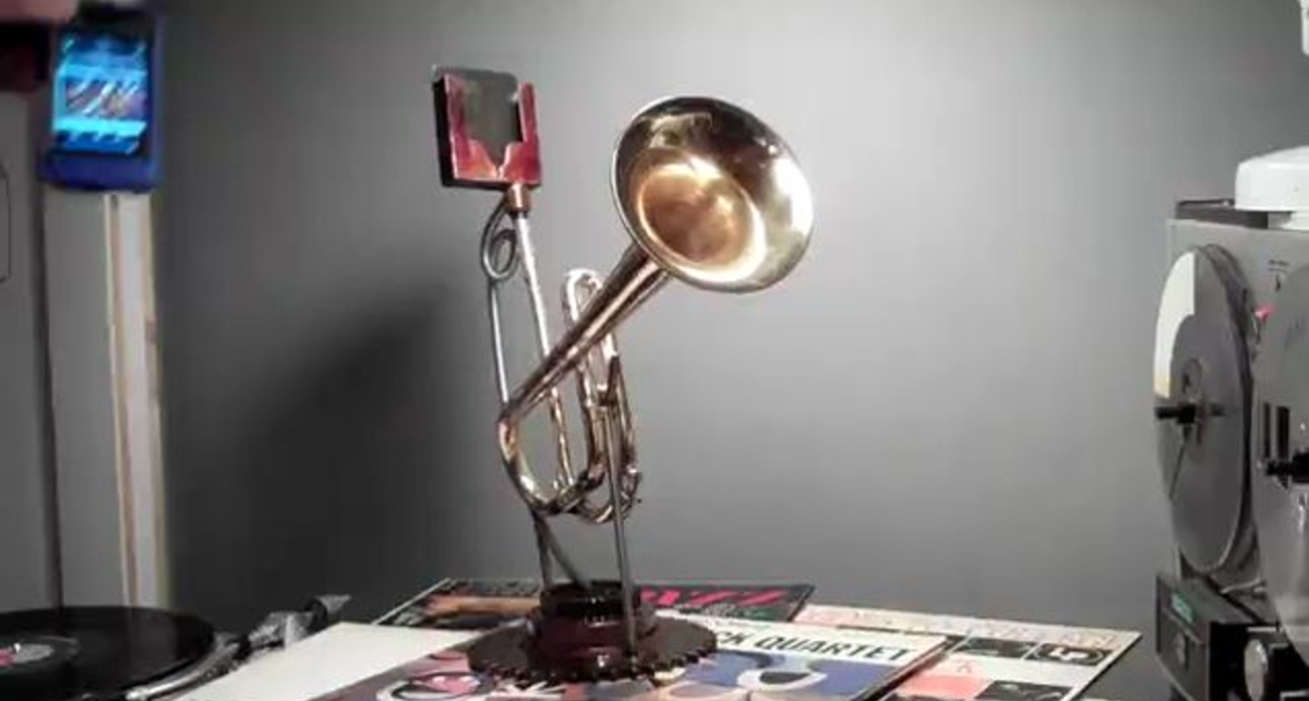 Док-усилитель для iPhone