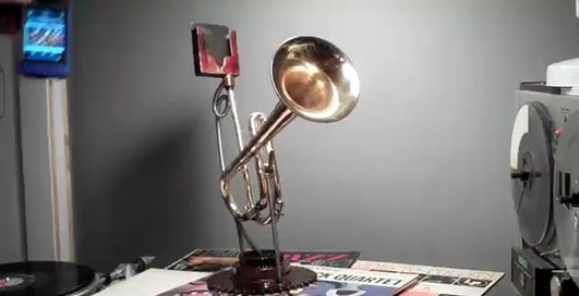 Док-усилитель для iPhone