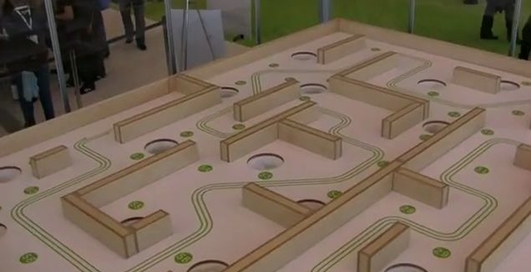 Motorola Xoom управляет игрой в лабиринт