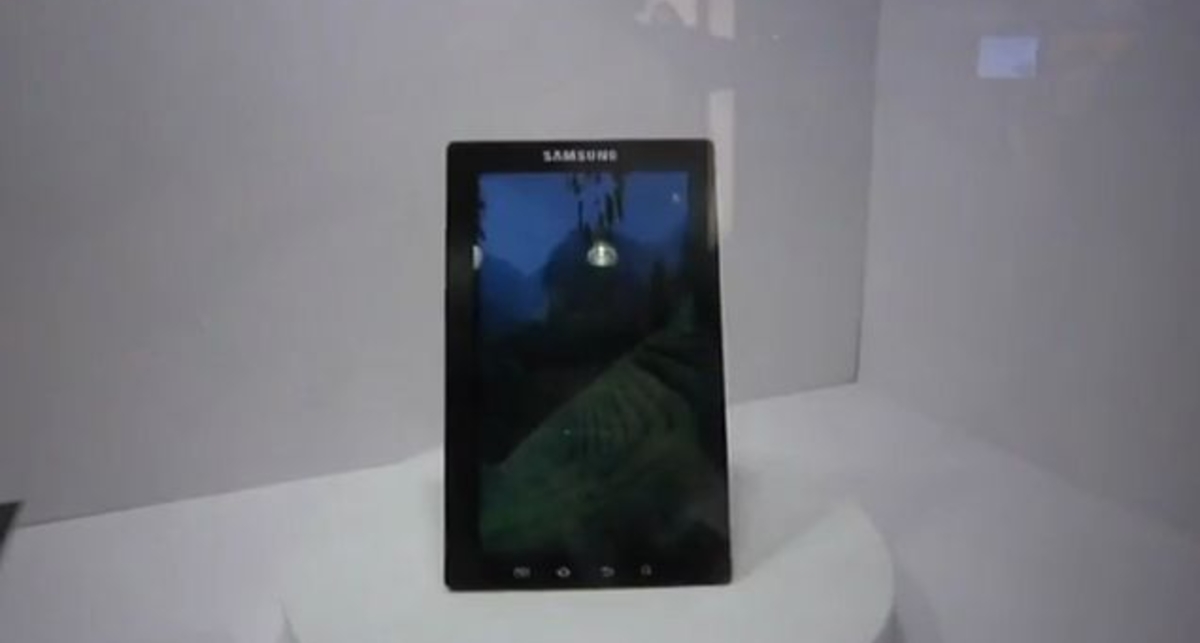 Ноутбук с пластиковым LCD дисплеем