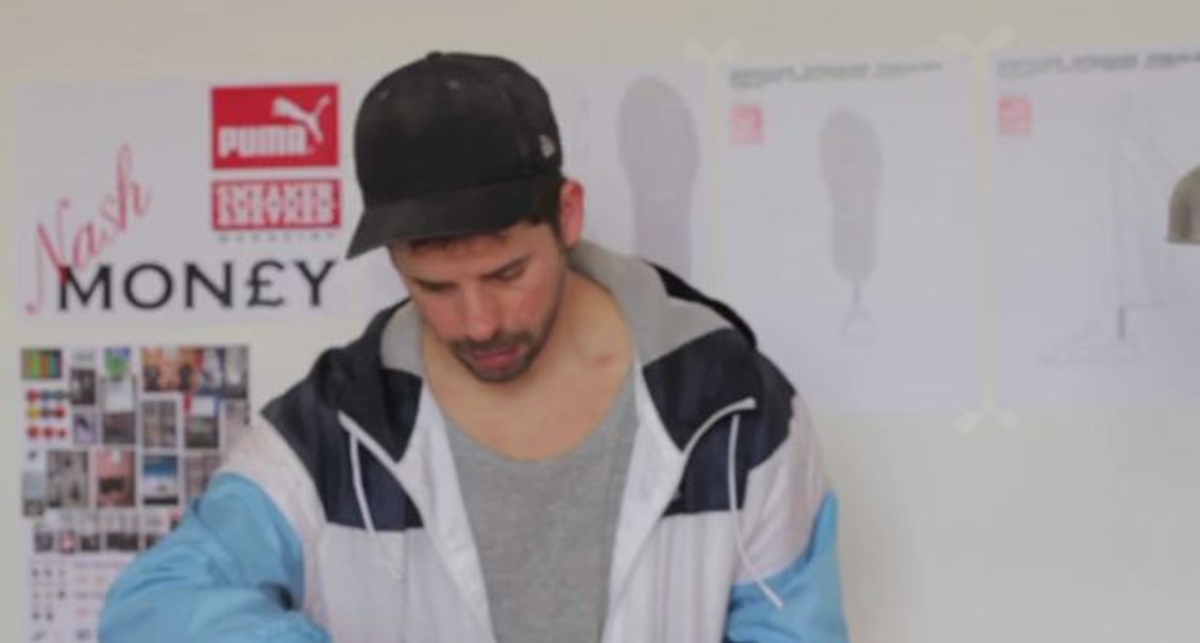 Модные кроссовки со встроенными колонками