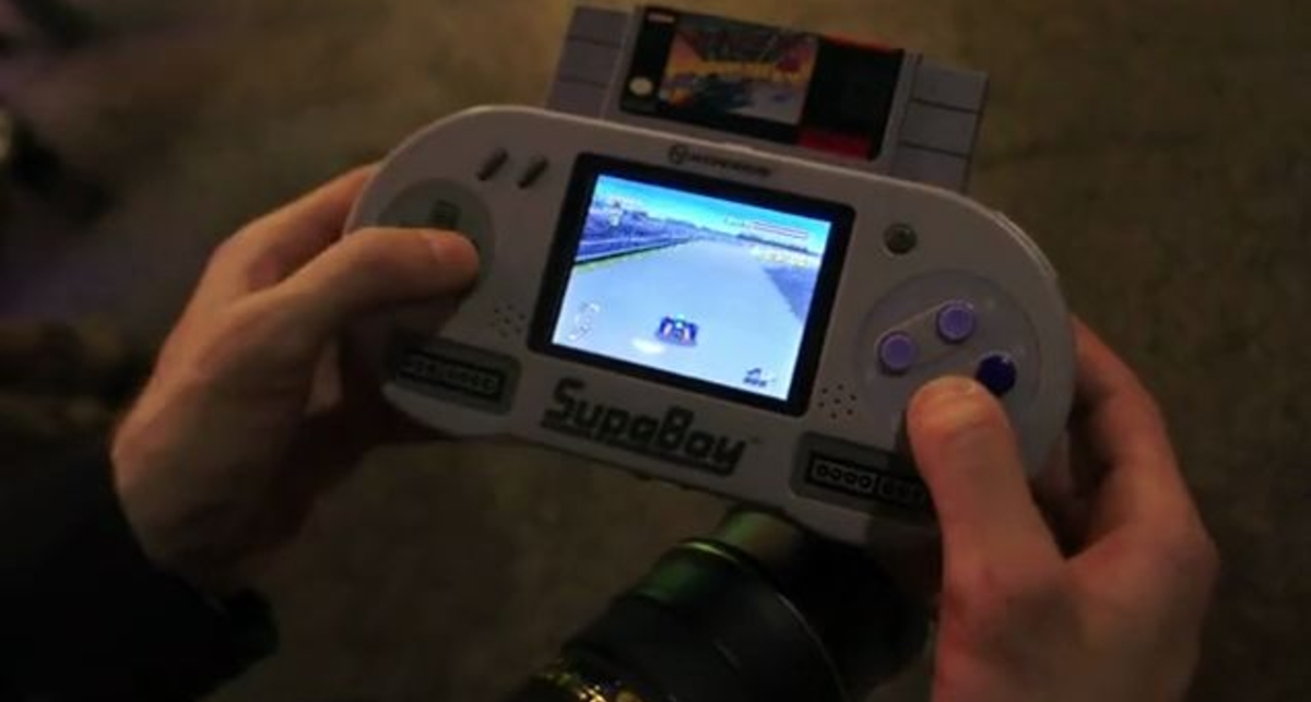 SupaBoy - портативная приставка для ретро игр