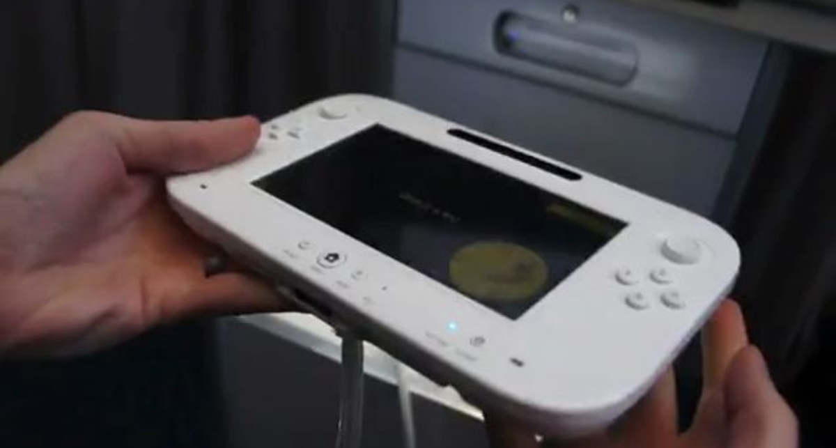 Джойстик Nintendo Wii U в руках