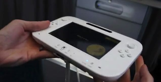 Джойстик Nintendo Wii U в руках