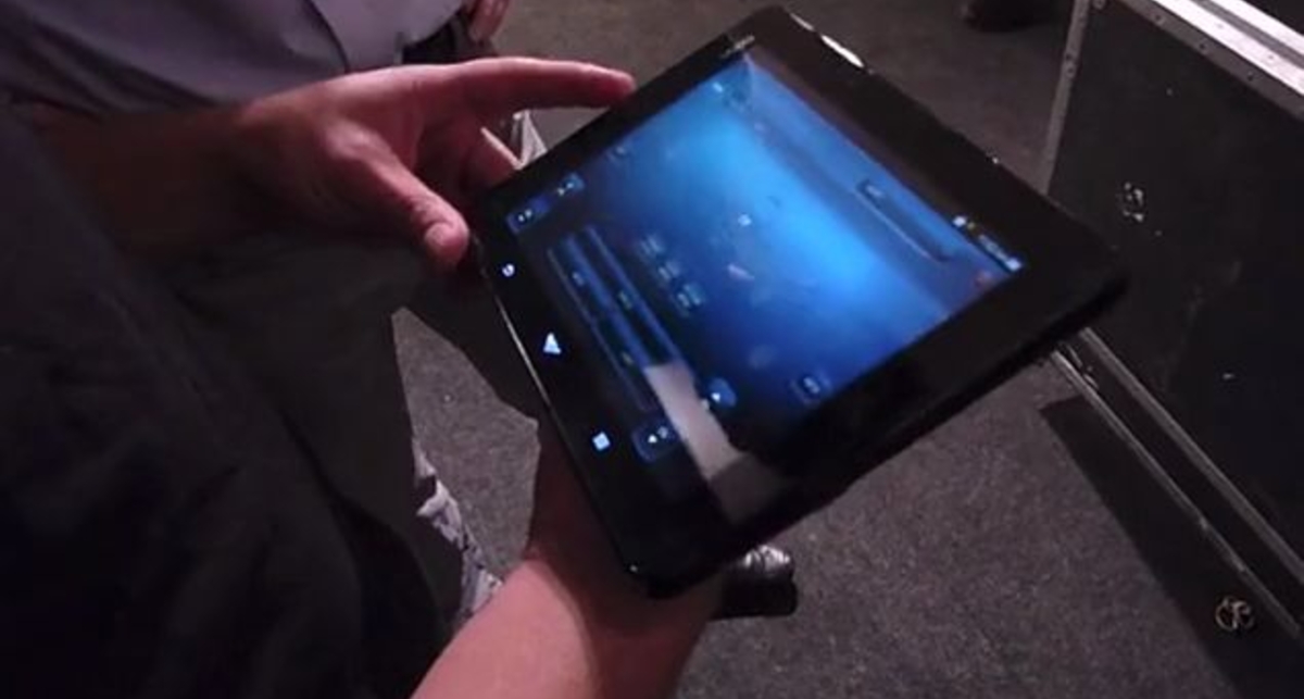 Планшет Vizio в руках