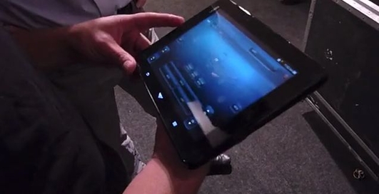 Планшет Vizio в руках