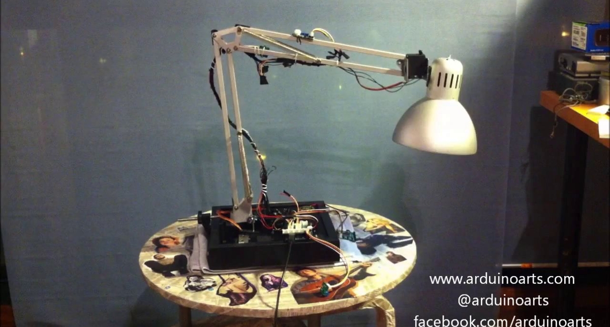 Ожившая настольная лампа