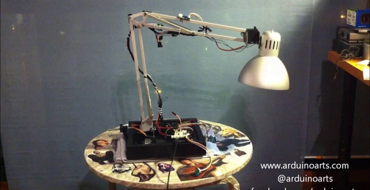 Ожившая настольная лампа