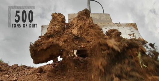 Прыжок на мотоцикле через летящий КАМАЗ (видео)