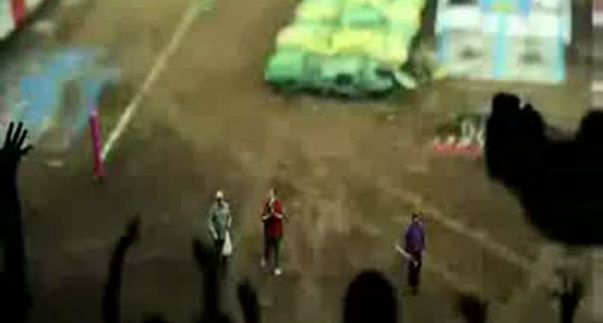 Игрушечные машины на игрушечном стадионе