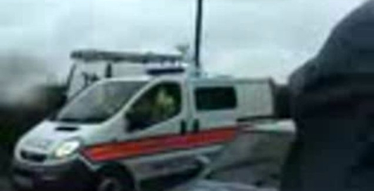 Полицейское авто въехало в глубокую лужу