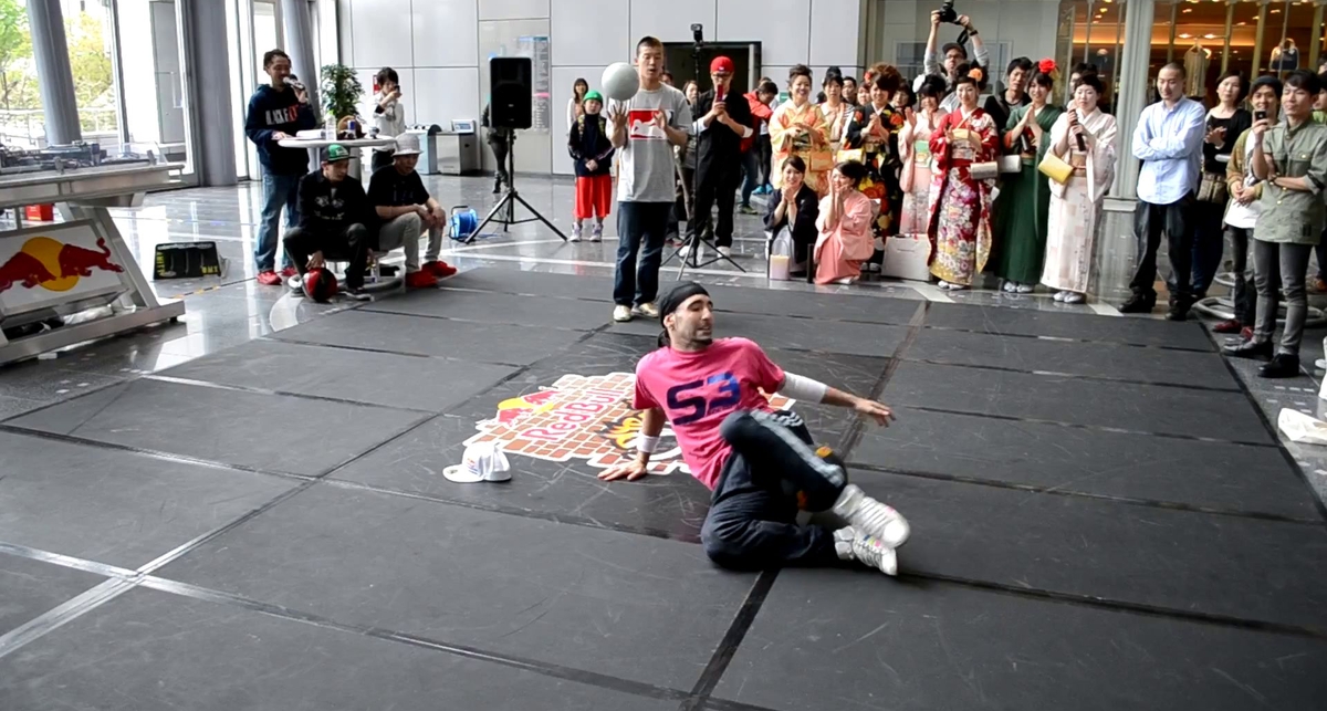 Street Jam: трюки с мячом и прыжки на голове (видео)