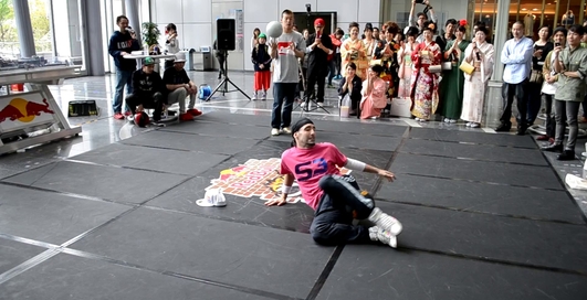 Street Jam: трюки с мячом и прыжки на голове (видео)