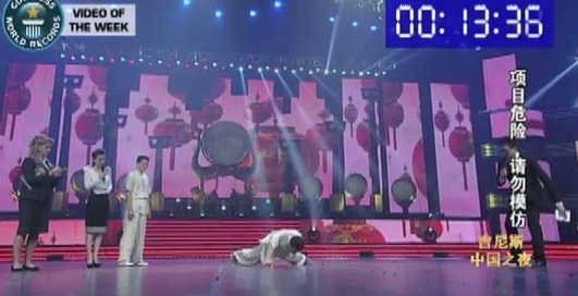 Китаец фанатично отжимается на одном пальце (видео)