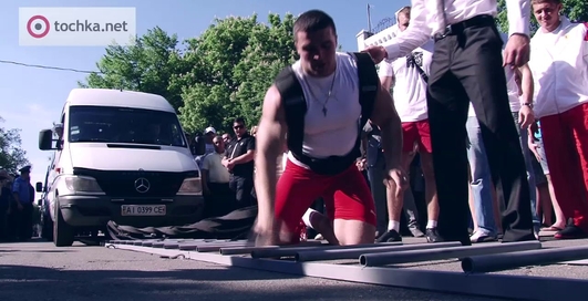 Украинец Александр Шепель потянул 10 автобусов! (видео)