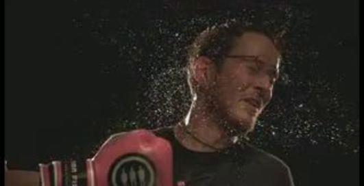 Удары по лицу в slow-motion (видео)