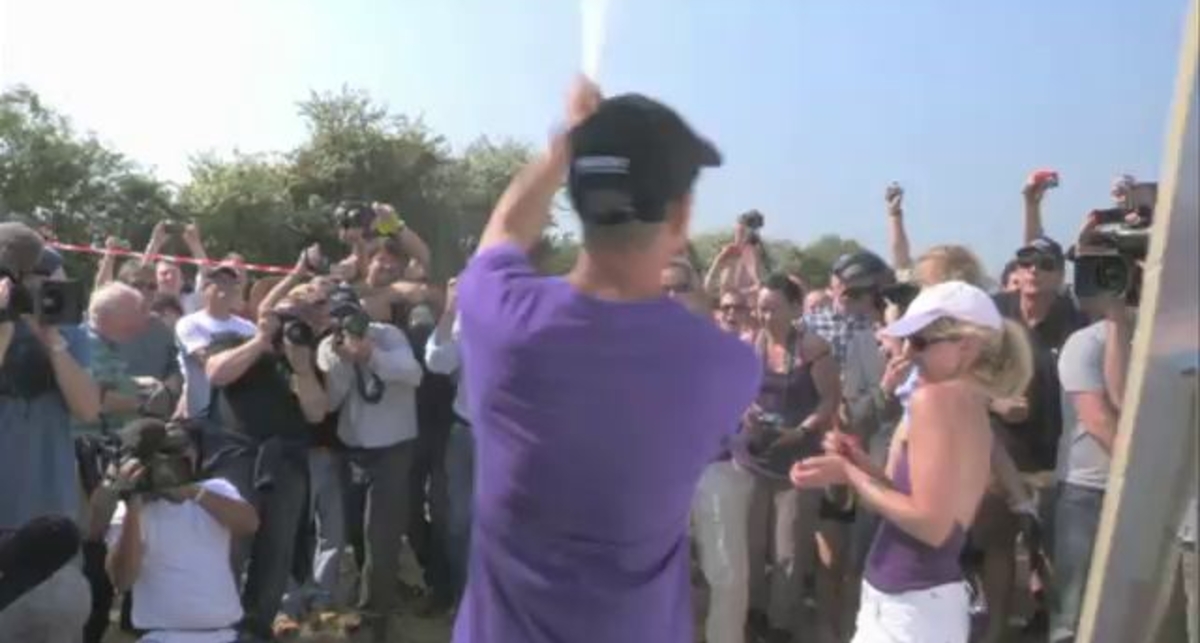 Смотрите на первое в истории приземление без парашюта!