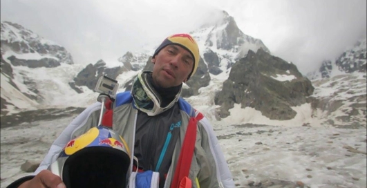 Смотрите на невероятно смелый прыжок россиянина с вершины горы (видео)