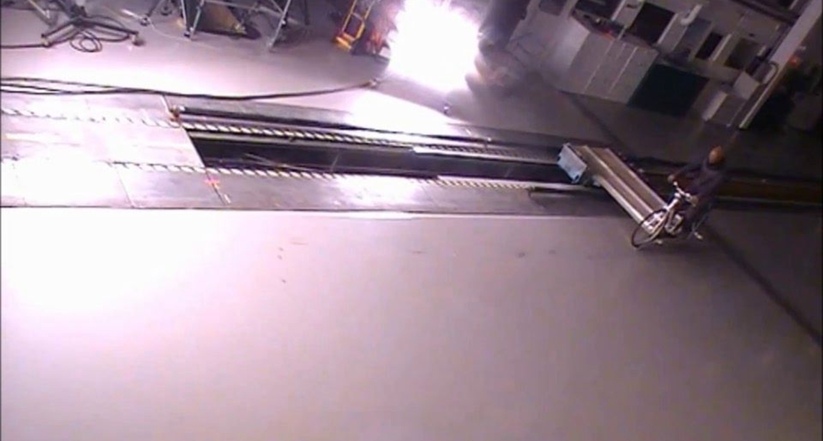 Как защитить голову или надувной шлем для велосипедиста (видео)