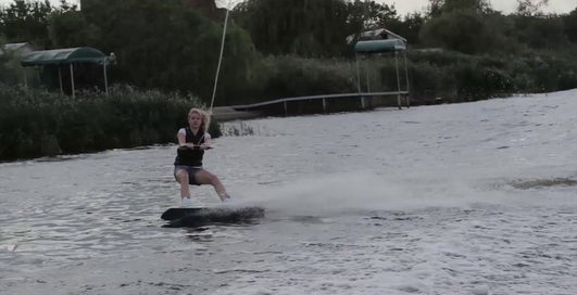 Экстремалы сошлись в соревнованиях по вейкбордингу (видео)