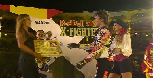 Смотрите на экстремальные трюки лучших мотоциклистов (видео)