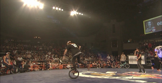 Смотрите чудеса эквилибристики на велосипеде (видео)