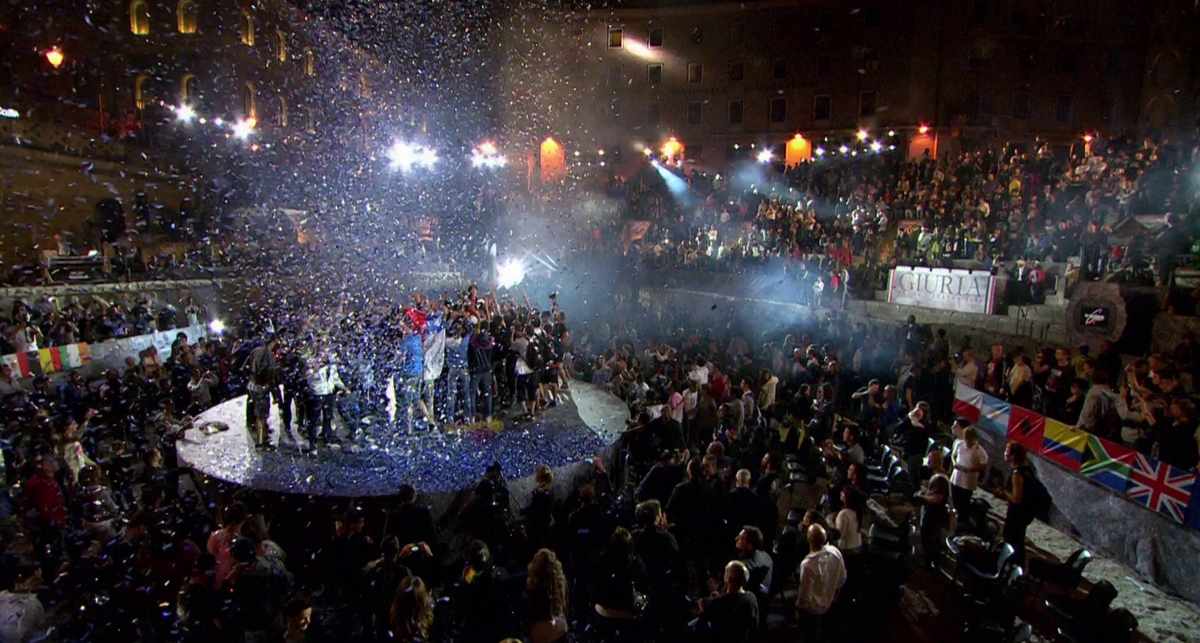 Смотри на лучших в мире жонглеров футбольным мячом (видео)