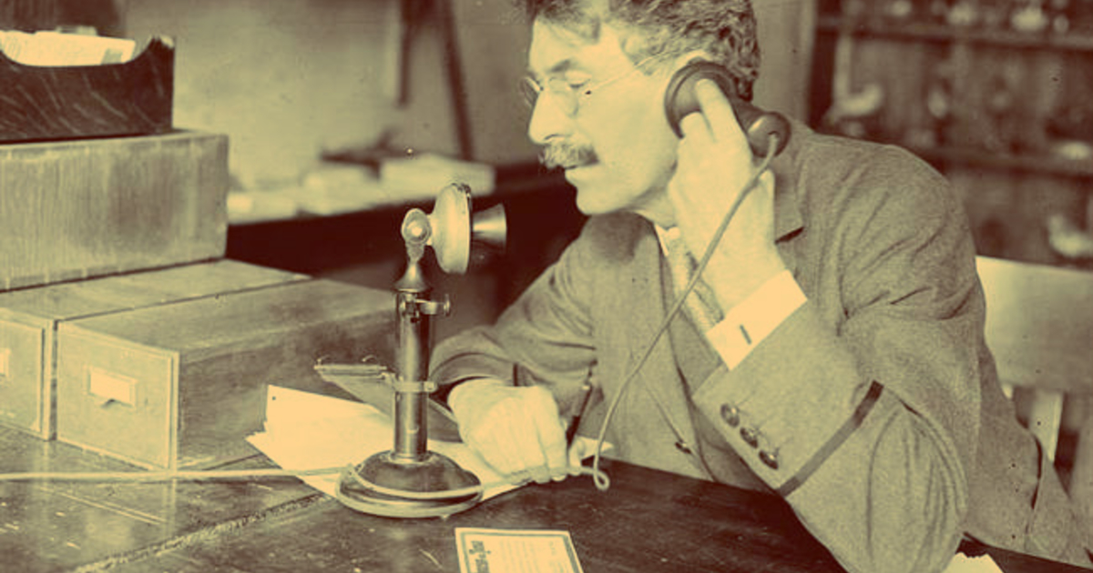 Первые телефоны в ссср. Первый телефон. Первый телефон 20 века. История телефона. Первый в истории телефонный звонок.