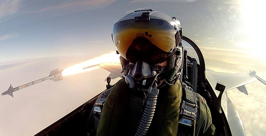Пилот F-16 сделал селфи во время запуска ракеты
