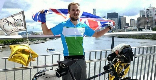 Британец проехал на велосипеде половину экватора