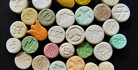 Звон в ушах будут лечить с помощью экстази