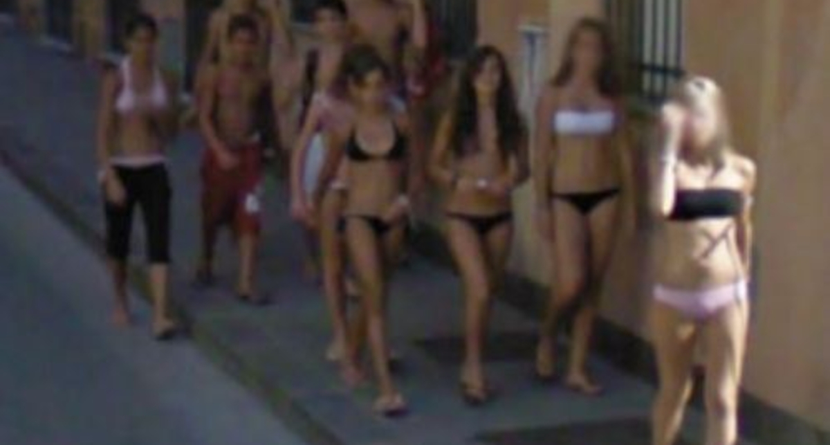 Красивые девушки на снимках Google Street View