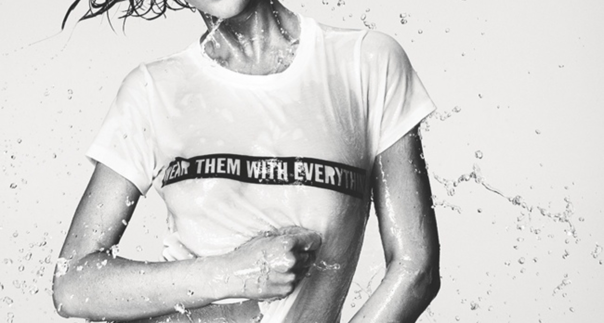 Элиза Каммингз разделась для рекламы очков