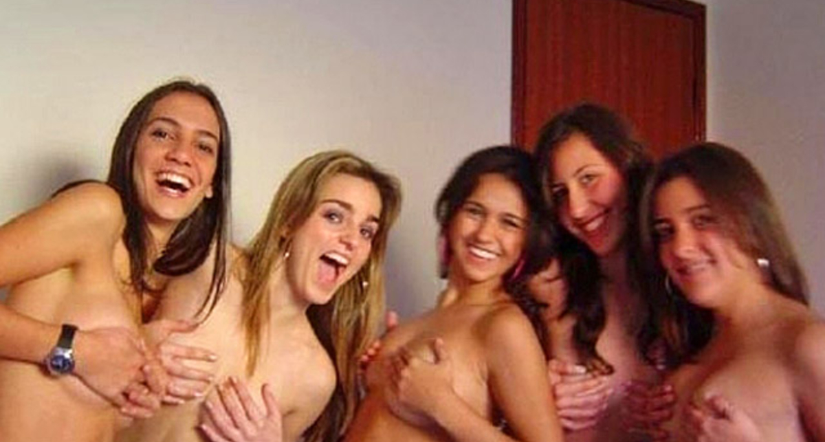 Сексуальные девушки фотографируются с подругами