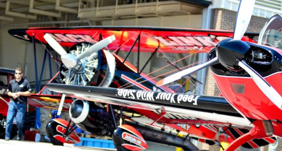 Американский пилот куражится на 80-летнем биплане